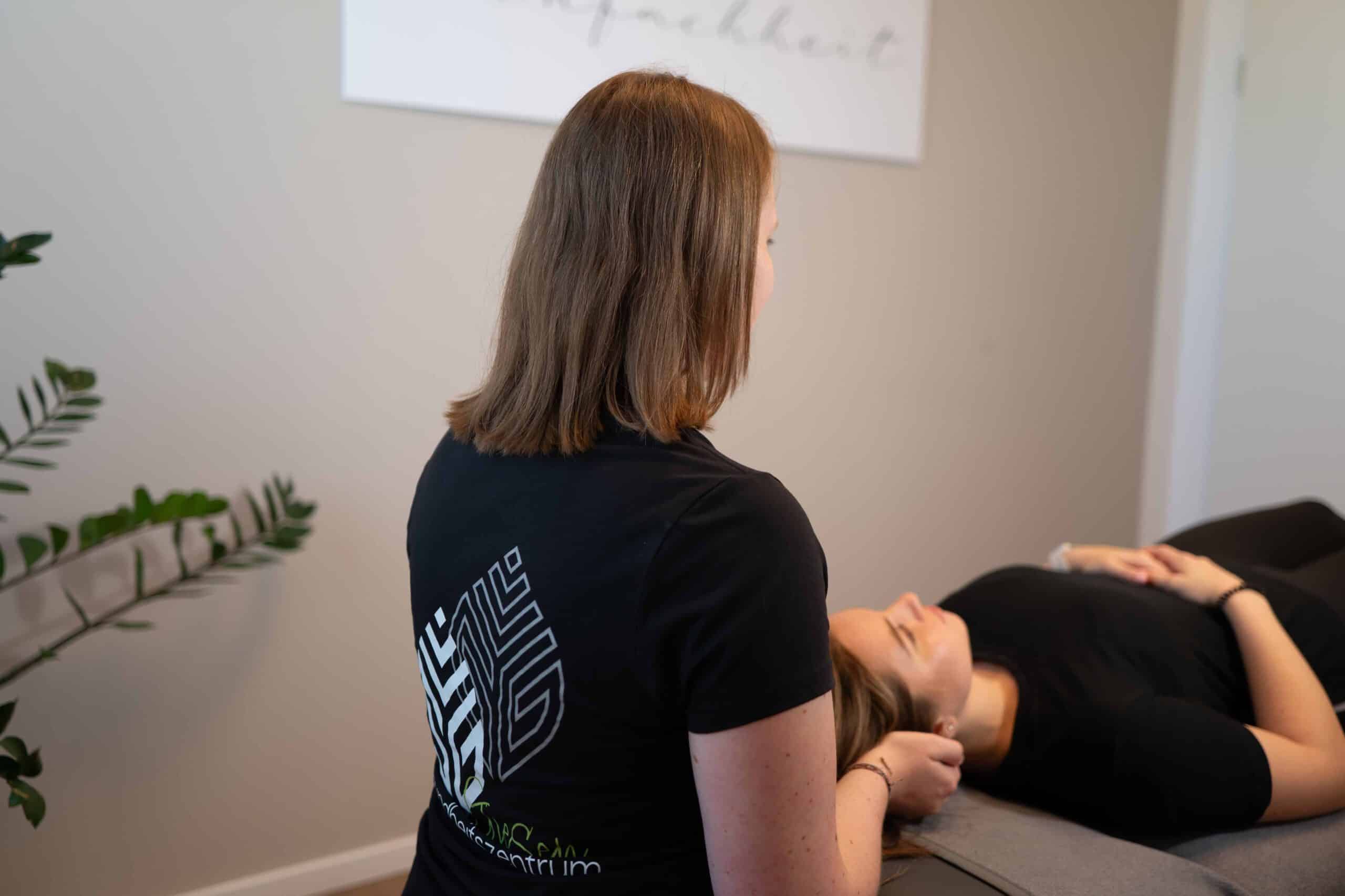 Physiotherapeutin behandelt eine Patientin im Gesundheitszentrum Giesen in Weißenburg