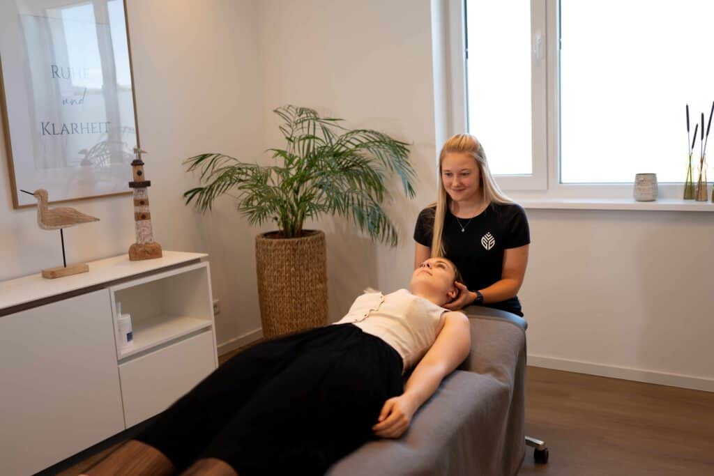 Therapeutin behandelt eine Patientin im Behandlungsraum des Gesundheitszentrums Giesen